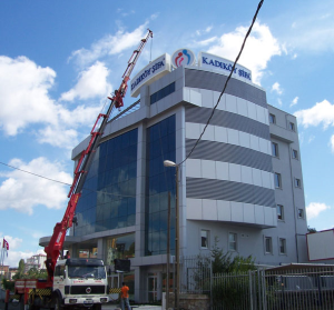 Önü pleksi, içten LED’li tabelalar